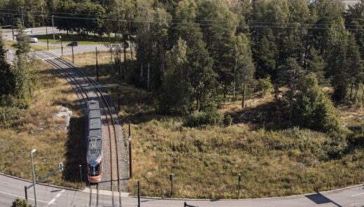 Ilmakuva Haagan liikennympyrästä, jossa raidejokeri liikkuu. Länsiratikat tulevat risteämään raidejokerin kanssa tässä kohtaa.