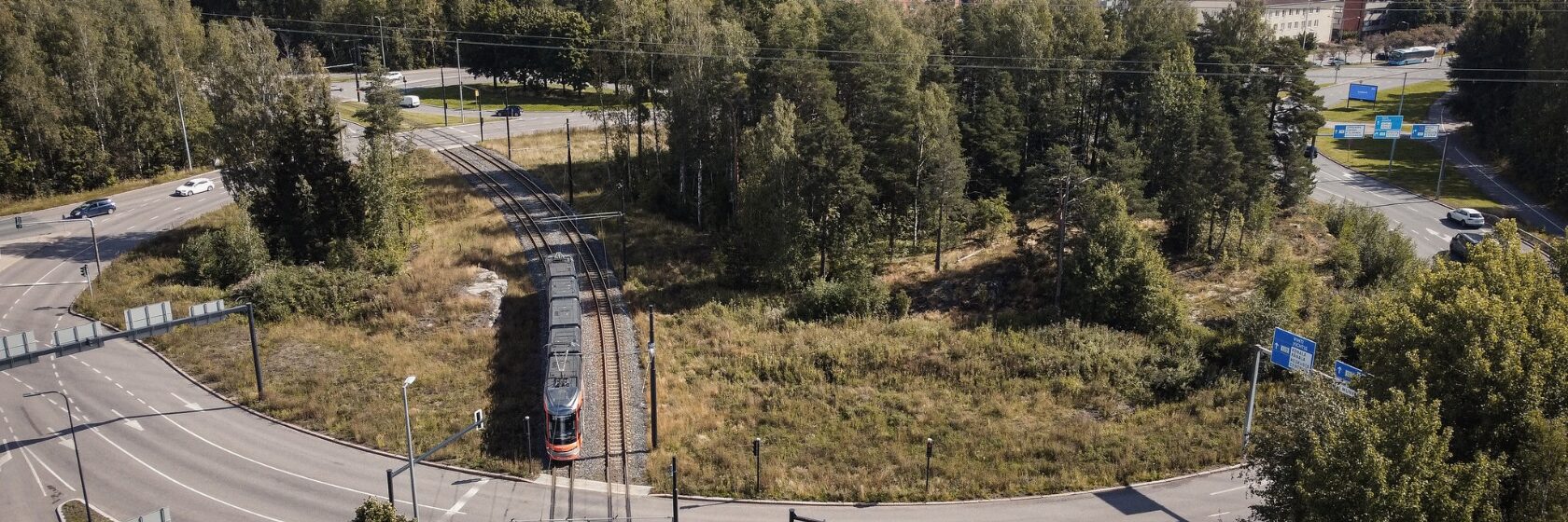 Ilmakuva Haagan liikennympyrästä, jossa raidejokeri liikkuu. Länsiratikat tulevat risteämään raidejokerin kanssa tässä kohtaa.