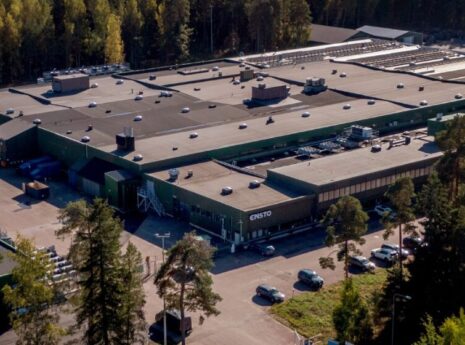 Ilmakuva Enston tehdasrakennuksesta.