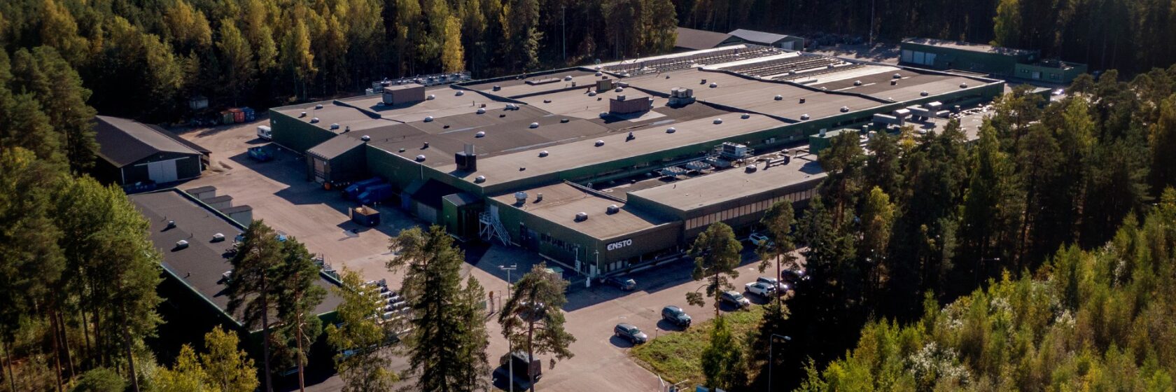 Ilmakuva Enston tehdasrakennuksesta.