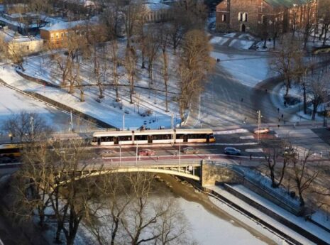 Havainnekuva Turun Raitiotiestä Tuomiokirkkosillalla.