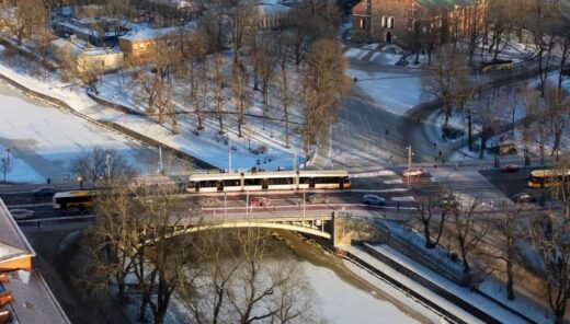 Havainnekuva Turun Raitiotiestä Tuomiokirkkosillalla.