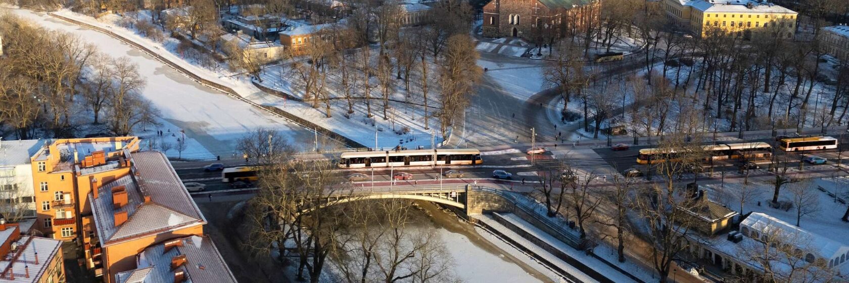 Havainnekuva Turun Raitiotiestä Tuomiokirkkosillalla.